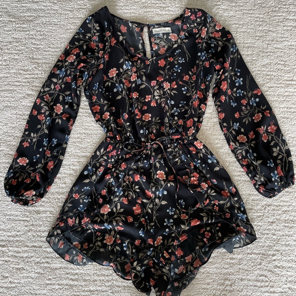 Abercrombie romper in like new condition! Size small.